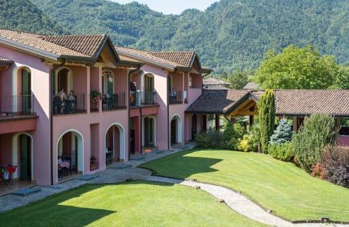 Crone Apartment | Spacious apartment in Idro with shared pool