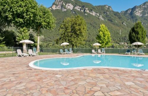Crone Apartment | Spacious apartment in Idro with shared pool