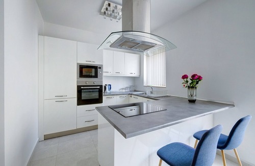 Gzira Apartment | Spacious Apartment Steps to the Promenade