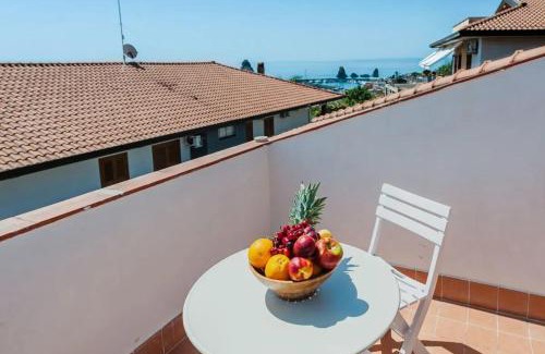 Aci Trezza Apartment | Spacious Apartment with Sea View in Aci Castello