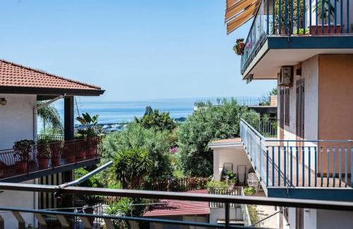 Aci Trezza Apartment | Spacious Apartment with Sea View in Aci Castello