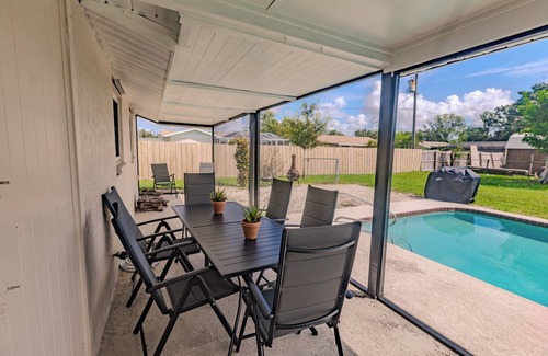 Englewood House | Spacious Backyard & Pool Retreat - 5 Mins to Beach