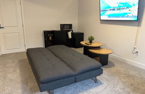 Clarence-Rockland House | Spacious Basement Suite - Private Bath - King Bed -Smart TV - Free Parking