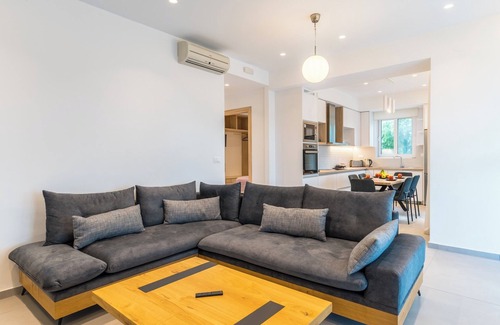 Dramia Apartment | Spacious Beachfront 3-bedroom apartment + 3 ensuites baths, with swimming pool.