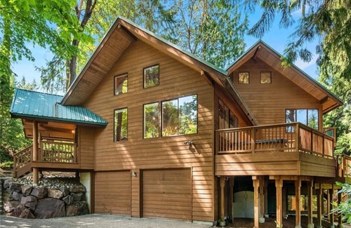 Cedar Heights House | Spacious Cabin Style Home with Hot Tub, Sauna, AC, King Bed, Loft, Free Parking