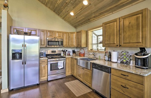 Michigan Hill Cabin | Spacious Cabin w/Views & Deck Near Jefferson Lake