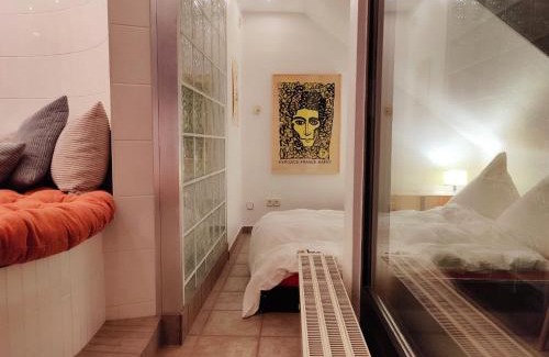 Ostheim House | Spacious & comfortable guestrooms w private bathrooms near Koelnmesse & Lanxess Arena, free parking, highspeed WiFi