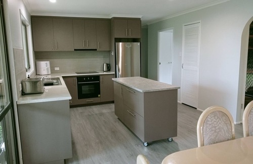 Woombye House | Spacious, comfortable, Pet Friendly 3-Bed House minutes from the Big Pineapple