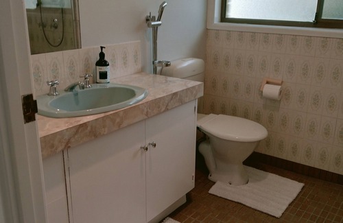 Woombye House | Spacious, comfortable, Pet Friendly 3-Bed House minutes from the Big Pineapple