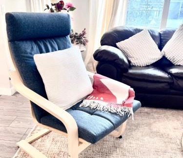 Southwest Calgary House | Spacious & Comfy Main Floor 3BR Suite in Detached House