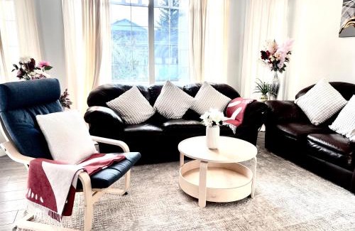 Southwest Calgary House | Spacious & Comfy Main Floor 3BR Suite in Detached House