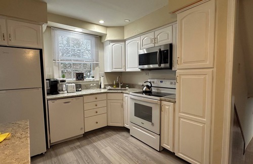 King of Prussia House | Spacious & Comfy 5/2 Home - Pet Friendly