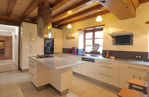 Ceauce Cottage | Spacious Countryside Retreat with Games Room, Near Pond, Sleeps 15