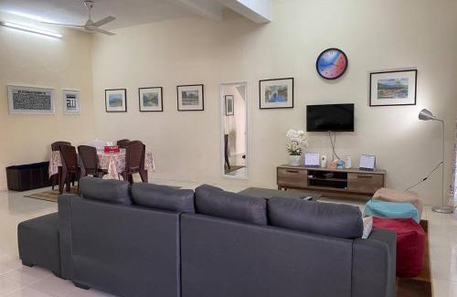 Bota House | Spacious cozy Lakeville homestay 4 bedrooms all with AirCond