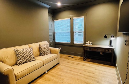 Norwood House | Spacious custom designed bungalow with 6 bedrooms & wifi in enjoyable Birmingham