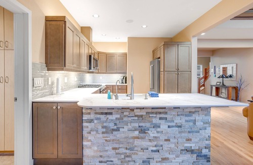 Redmond House | Spacious dog-friendly home with hot tub, fireplace & resort pools, golf, tennis