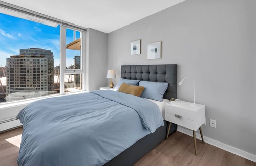 Crosstown House | Spacious downtown 2-bedroom-highrise with view, pool, gym