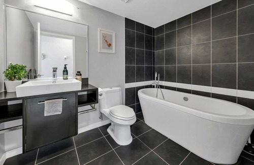 Crosstown House | Spacious downtown 2-bedroom-highrise with view, pool, gym