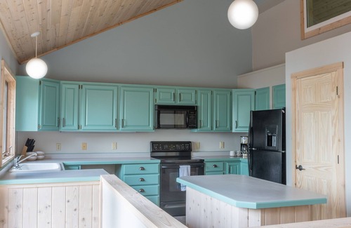 Minong House | Spacious Family Getaway with Pontoon