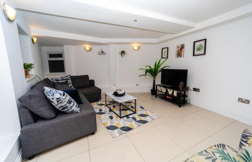 Reading Apartment | Spacious Flat with Patio & Parking in city centre