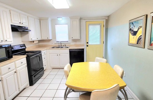 Lubbock House | Spacious four-bedroom, two-bathroom, perfect for work teams, share expenses!