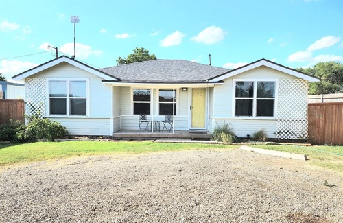 Lubbock House | Spacious four-bedroom, two-bathroom, perfect for work teams, share expenses!