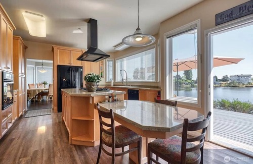 Point Roberts Villa | Spacious Ground Floor Queen bedroom (Monument Park)