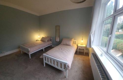 Roundhay Apartment | Spacious Guest Flat near Roundhay Park