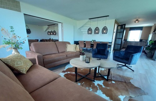 Leons House | Spacious holiday home in Leons with garden