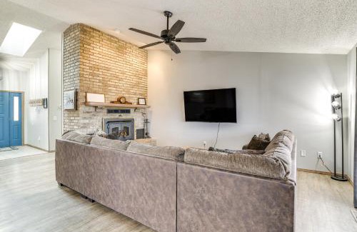 Eureka Springs House | Spacious Holiday Island Escape with Deck and Gas Grill
