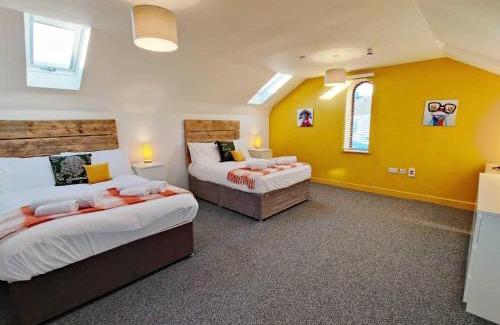 St. Thomas Apartment | Spacious Home - 2 Ensuites - Garden - Smart TVs