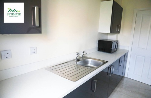 Sindlesham House | Spacious home | 3 Bedrooms + 3 bathrooms dedicated office & parking close to M4n