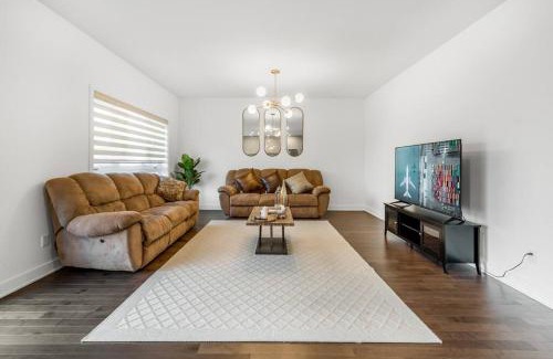 Pointe Claire Villa | Spacious Home! 5 King Beds, 1 Queen, Modern Luxury, Free Parking