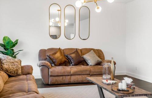 Pointe Claire Villa | Spacious Home! 5 King Beds, 1 Queen, Modern Luxury, Free Parking