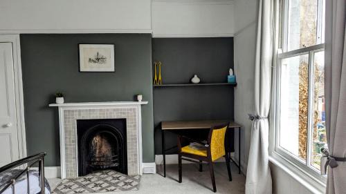 Leeds House | Spacious home, by Headingley Stadium, LGI, Leeds Arena, and the University of Leeds