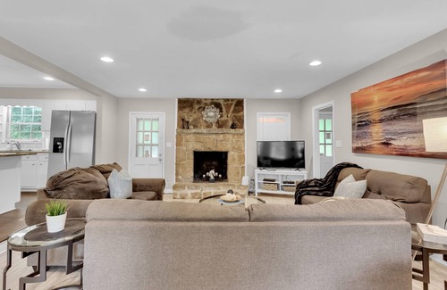 East Point House | Spacious Home HotTub BBQ SUMMER Pool-Close To Airport&Downtown & MonthlyDiscount