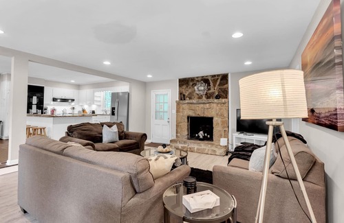 East Point House | Spacious Home HotTub BBQ SUMMER Pool-Close To Airport&Downtown & MonthlyDiscount