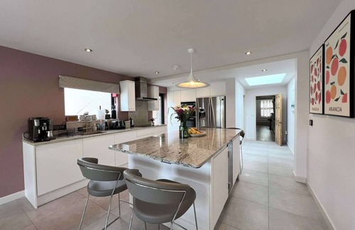 Windsor House | Spacious Home in Central Windsor with Large Garden