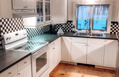 Newport House | Spacious home in the Heart of Downtown Newport! Walk Everywhere