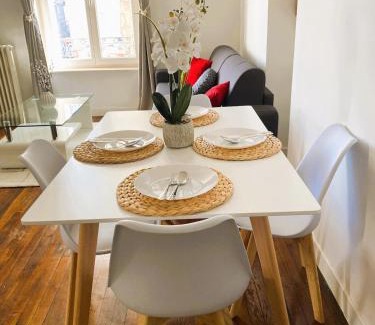 Saint Nicolas - Charles III - Ville vieille - Trois Maisons - Leopold Apartment | Spacious Home-Style Nancy Apartment