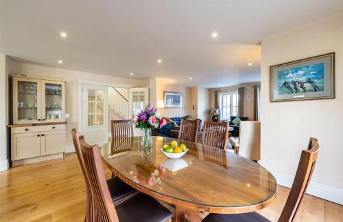 Kenmare House | Spacious home to sleep 8 just a short stroll from Kenmare