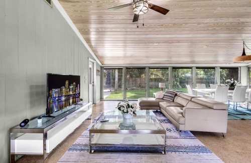 Riverside Park House | Spacious Home with Pool for 8 People