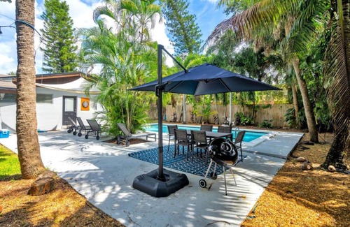 Riverside Park House | Spacious Home with Pool for 8 People