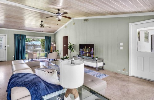 Riverside Park House | Spacious Home with Pool for 8 People