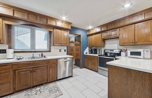 Greenwich House | Spacious House - Fire Pit- Pool Table -Arcade Games- Sleeps up to 16