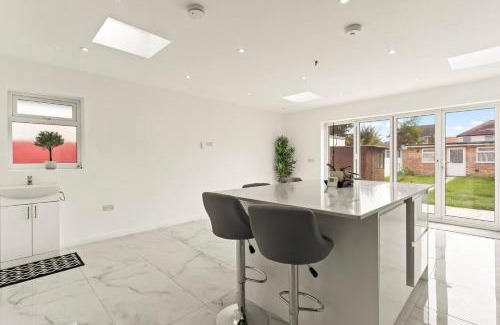 Ashford House | Spacious House - Ideal with Contractors & Groups - Direct Heathrow Access - Free Parking, Fast WiFi and Smart TV by Yoko Property