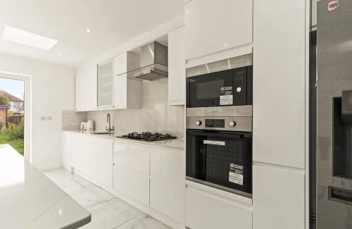 Ashford House | Spacious House - Ideal with Contractors & Groups - Direct Heathrow Access - Free Parking, Fast WiFi and Smart TV by Yoko Property