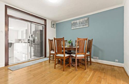 Ashford House | Spacious House - Ideal with Contractors & Groups - Direct Heathrow Access - Free Parking, Fast WiFi and Smart TV by Yoko Property