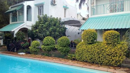 Flic-en-Flac House | Spacious House in Flic en Flac with Shared Pool