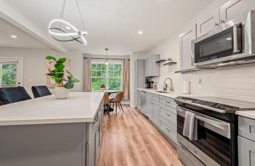 Maple Hill House | Spacious House with King Beds in Prime Location